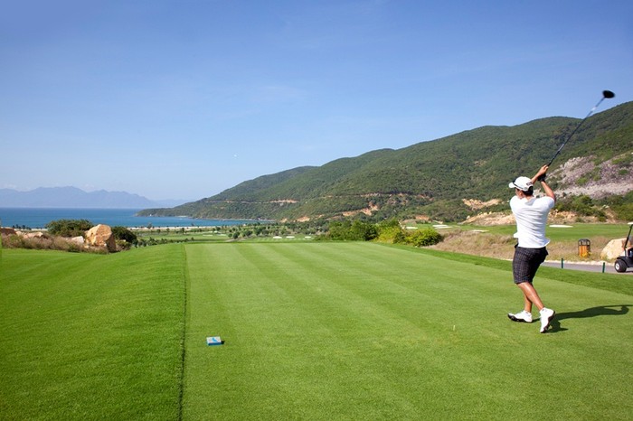 Hay dành những trải nghiệm thú vị để chinh phục sân golf 18 lỗ đẳng cấp quốc tế tại Vinpearl Golf Club.